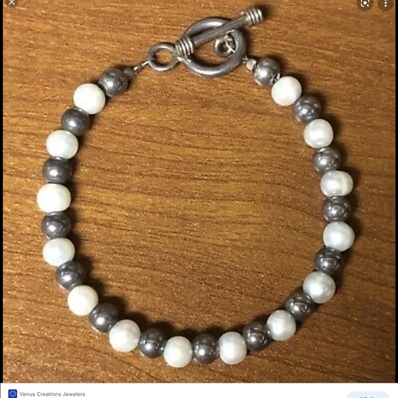 B0372 - Silpada Silver & Pearl Bracelet